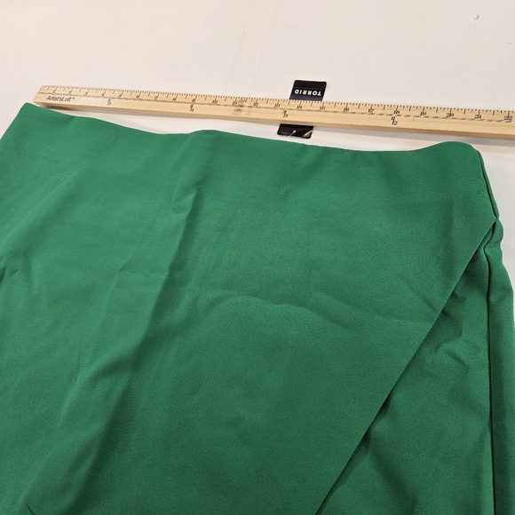 Torrid 3.5" Pull-On Studio Refined Crepe Asymmetrical 3X NWT Green 22 - 24 - Picture 2 of 8